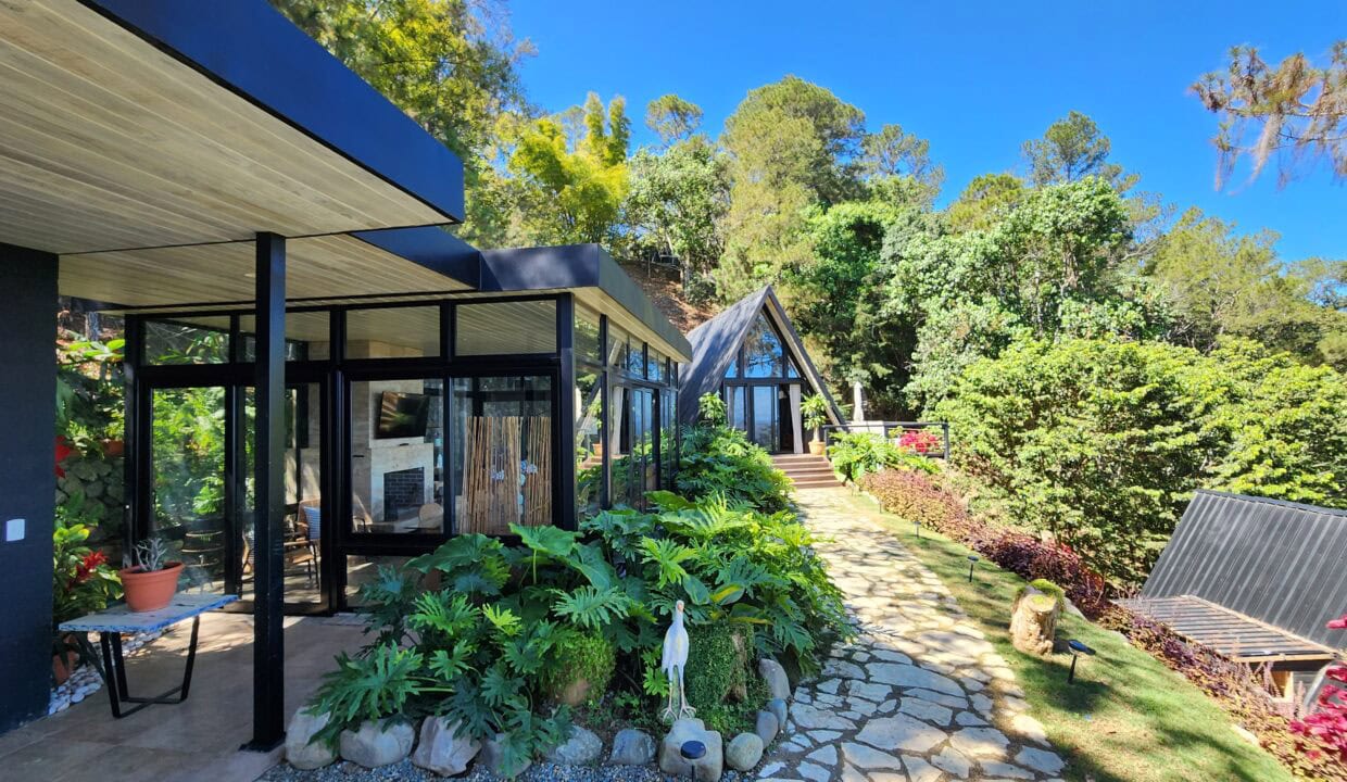 Villa surrounded by nature (29)